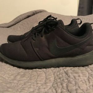 All black nike roshes